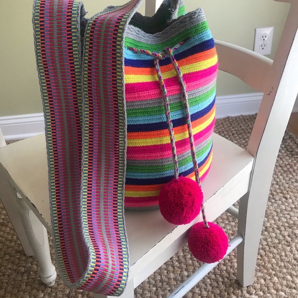 New: Wayuuchilabag Oversized Crossbody Bucket Bag with Pom Poms - Picture 4 of 16